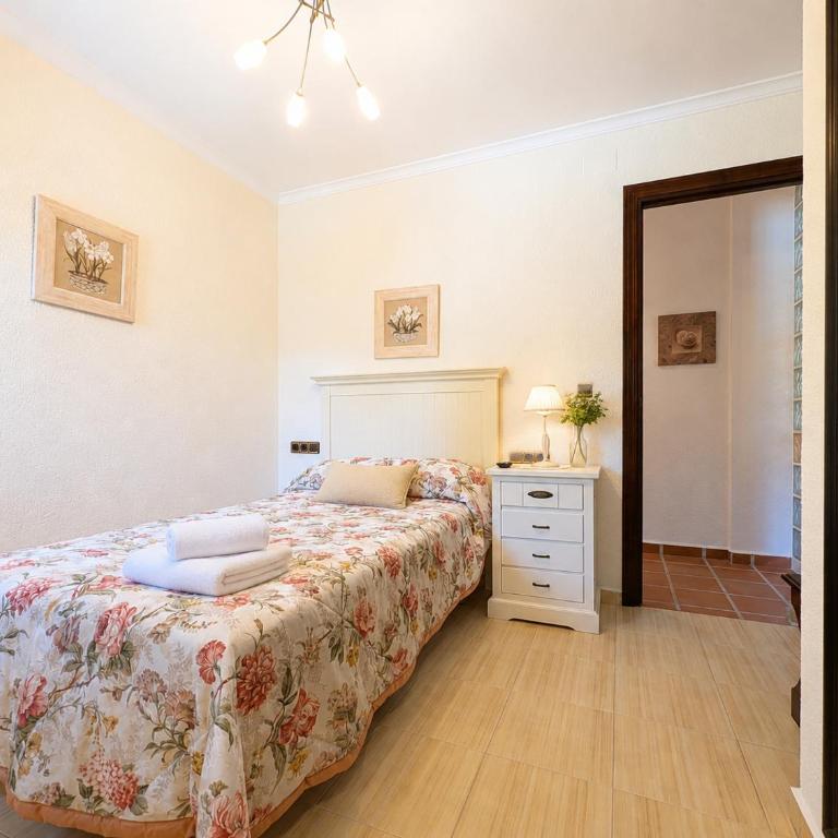 Planta baja independiente en villa con piscina - Apartamento - 35