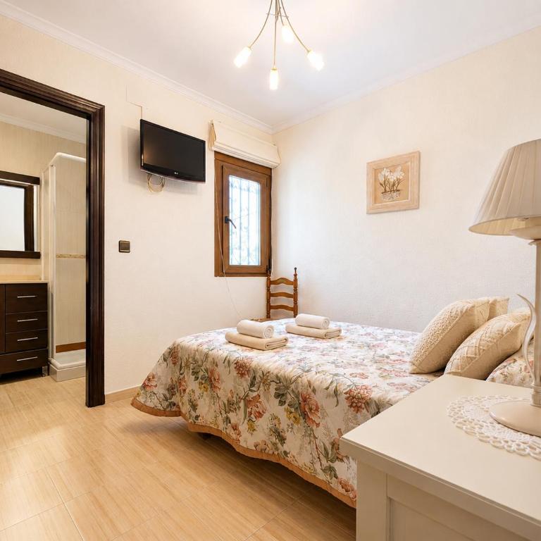 Planta baja independiente en villa con piscina - Apartamento - 36