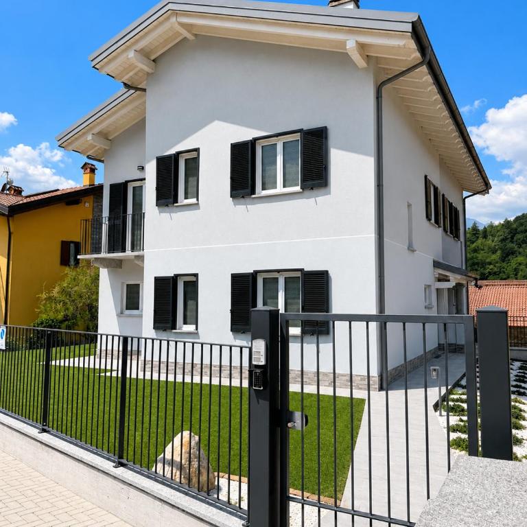 Villa Smeraldo, Spacious Comfort Villa on Lake Como with Garden, Garage & AC - Villa Superior - 3