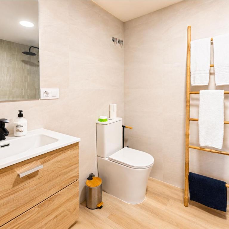 Pingüino - Entire Apt - Near Beach and Stadium by Río Turia Apartments - One-Bedroom Apartment - 9
