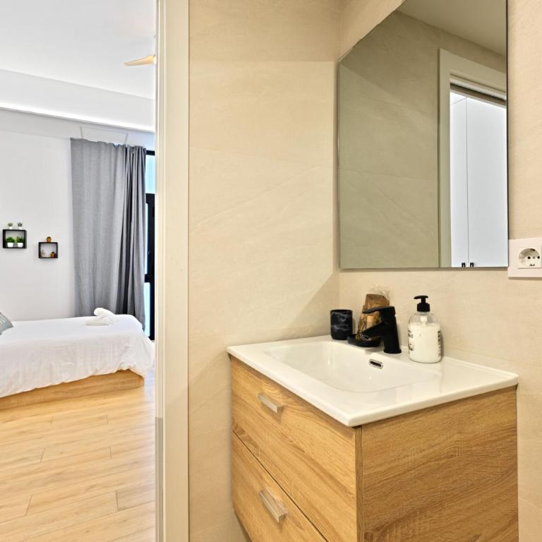 Pingüino - Entire Apt - Near Beach and Stadium by Río Turia Apartments - One-Bedroom Apartment - 15