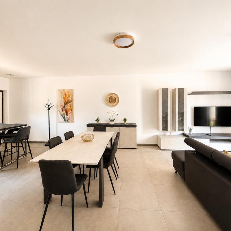 Villa Smeraldo, Spacious Comfort Villa on Lake Como with Garden, Garage & AC - Villa Superior - 9