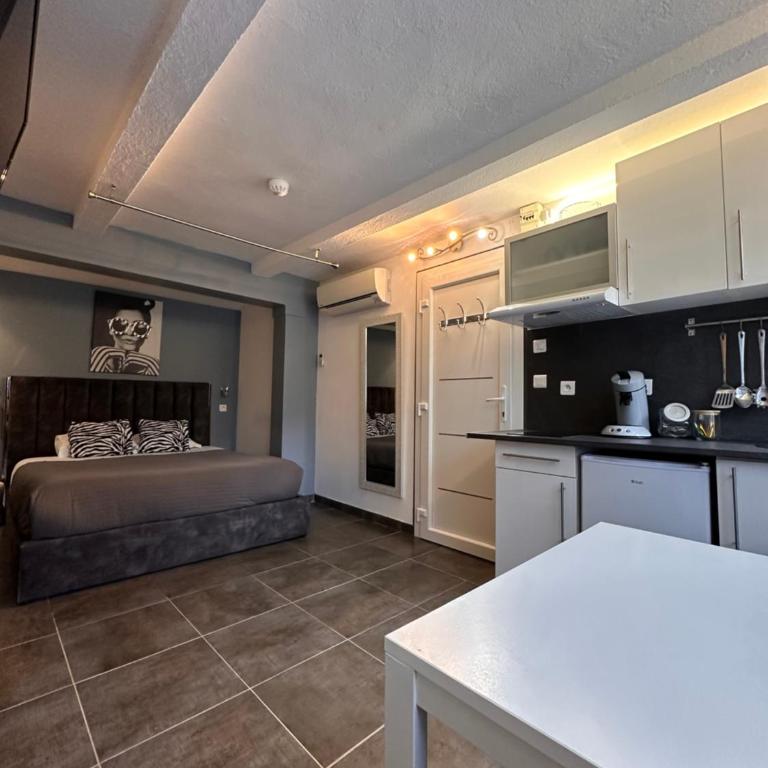 Hôtel Eden Cassis - centre-ville- piscine chauffée, jacuzzi et sauna - parking privé - Studio - 1