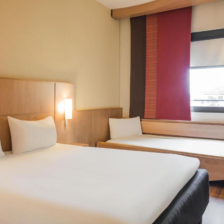 ibis Paris Porte d'Italie - Chambre Standard avec 1 Lit Double et 1 Lit d'Enfant - 8