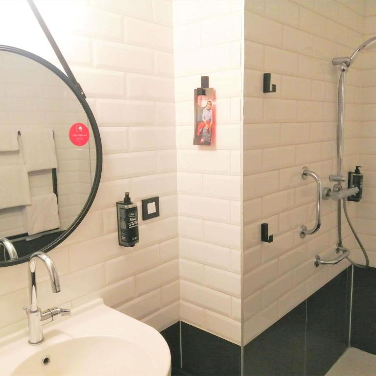 ibis Poitiers Sud - Chambre avec Lit Double et 2 Canapés - 2