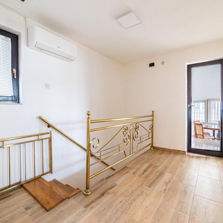 Kalemova City Center Design 2-Bedroom Villa with balcony and garage - Kuća sa 2 Spavaće Sobe - 11
