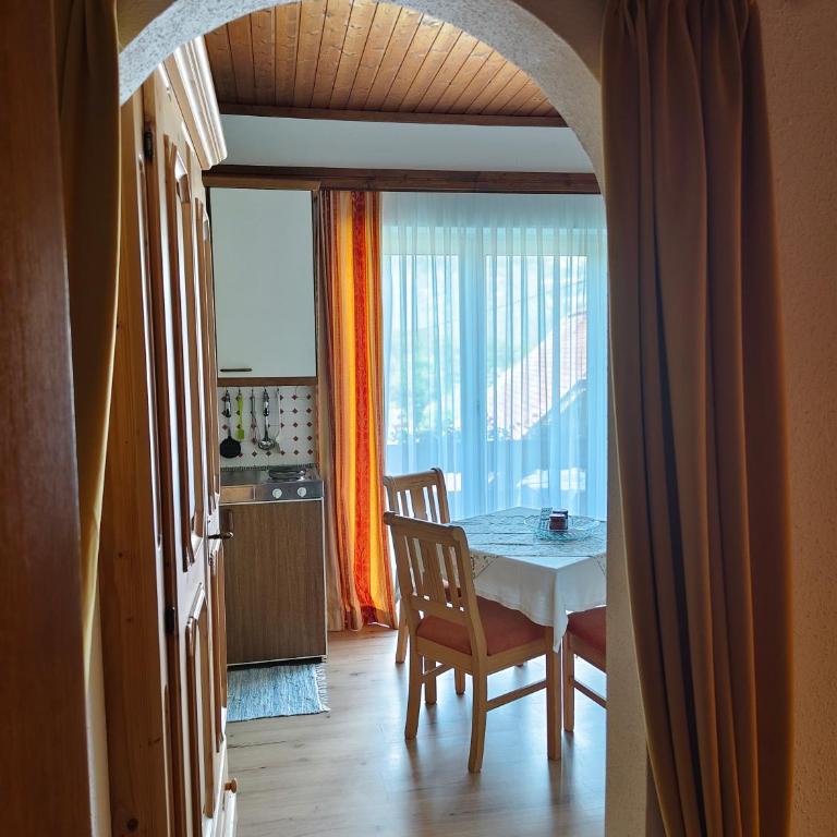 Blumenpension Strauss - Ferienwohnungen - Studio mit Balkon - 2