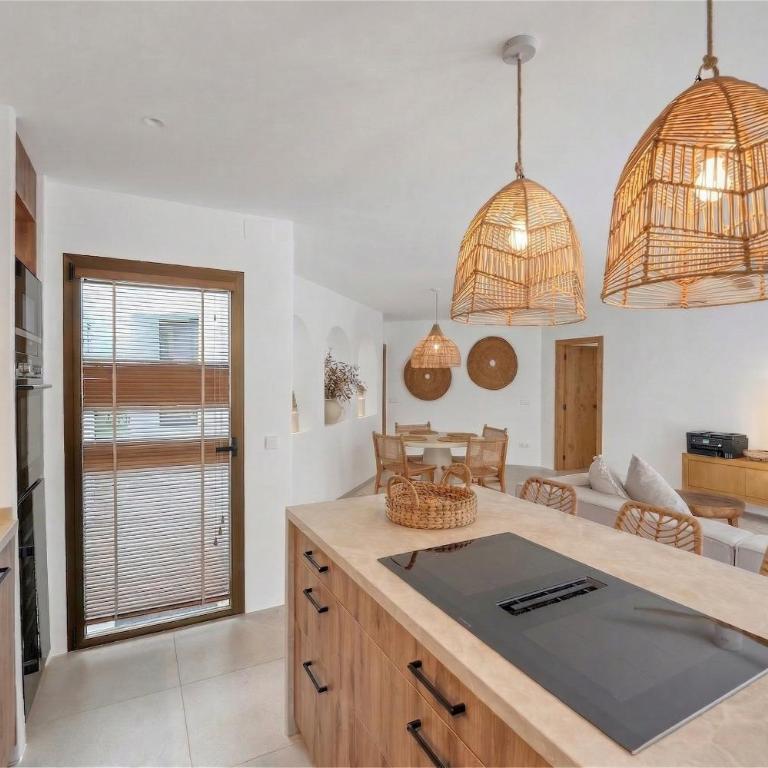 2047 Stylish Luxury Apartment - Two-Bedroom House - 15