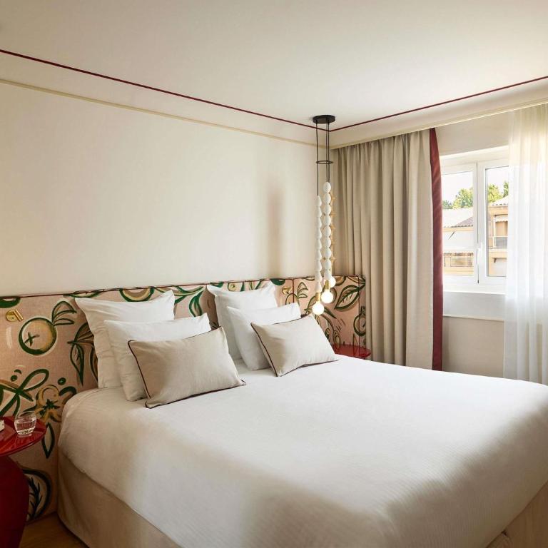 Grand Hôtel Roi René Aix - MGallery Collection - Chambre Deluxe - Vue sur Piscine - 1