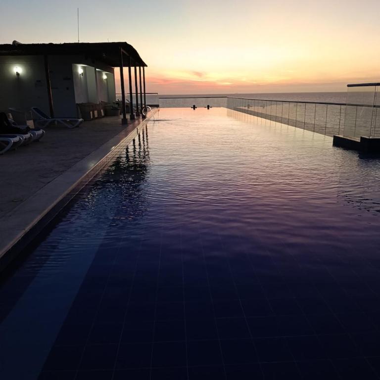 Apartamento 6 personas con balcon vista al mar desayuno gratis y anfitrion 24 horas - Two-Bedroom Apartment - 5