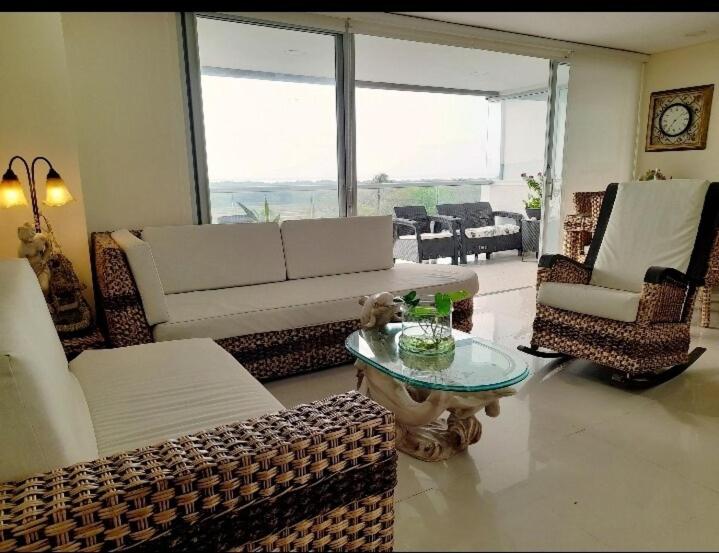 Apartamento 6 personas con balcon vista al mar desayuno gratis y anfitrion 24 horas - Two-Bedroom Apartment - 25