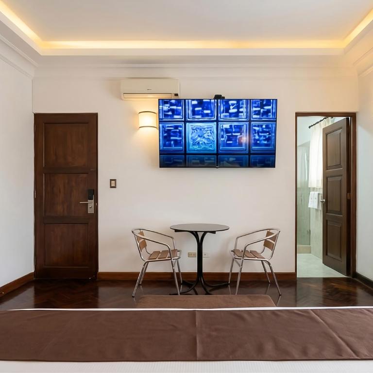 Deville Inn - King Room - 1