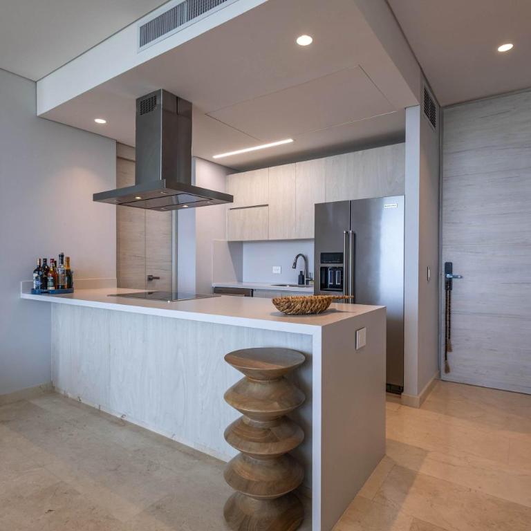 Luxe 2-BR Ocean-View Apartment with Pool Gym & Spa - Apartment - 7