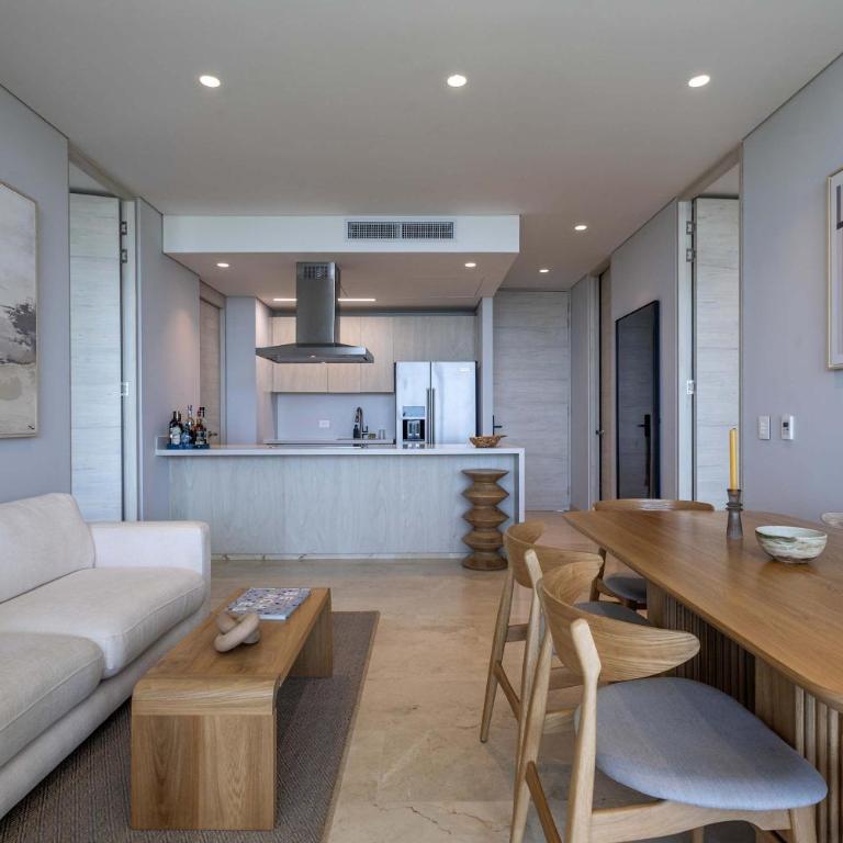 Luxe 2-BR Ocean-View Apartment with Pool Gym & Spa - Apartment - 11