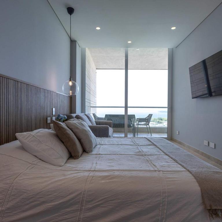 Luxe 2-BR Ocean-View Apartment with Pool Gym & Spa - Apartment - 16