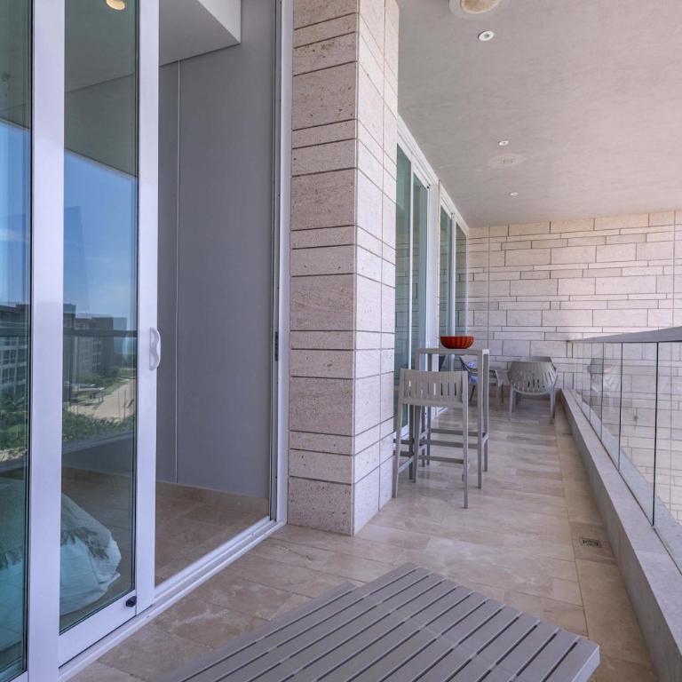 Luxe 2-BR Ocean-View Apartment with Pool Gym & Spa - Apartment - 26