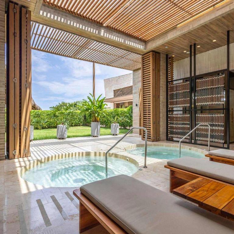 Luxe 2-BR Ocean-View Apartment with Pool Gym & Spa - Apartment - 36