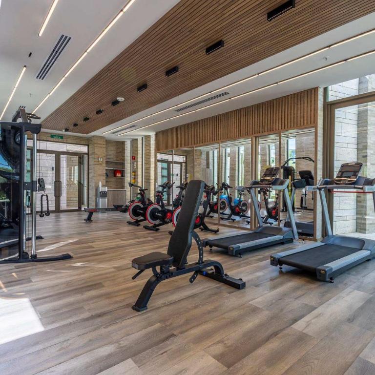 Luxe 2-BR Ocean-View Apartment with Pool Gym & Spa - Apartment - 43