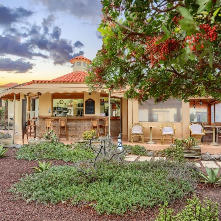 Elegant Coastal Retreat with Private Terrace & Pool Access - Ferienhaus - 40