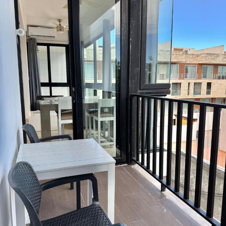 Anah Suites by Las Flores Vacation Rentals - Two-Bedroom Apartment with Balcony - 5