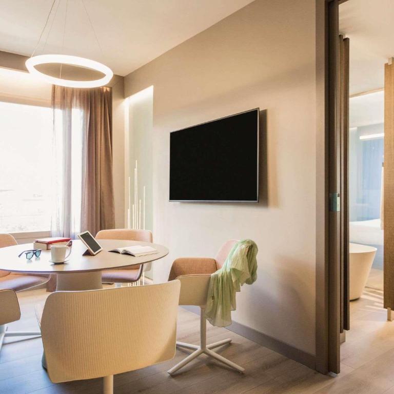 Novotel Campo De Las Naciones - Junior Queen Suite - Plaza Building - 2