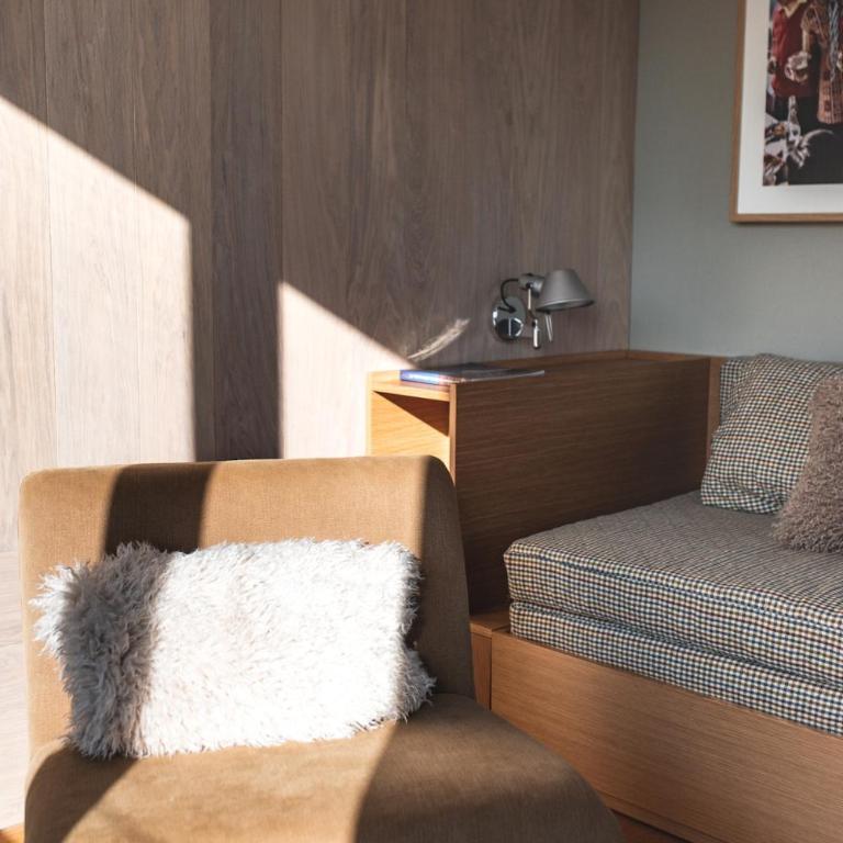 Curated Mountain Apartment Cozy & Nature Views - One-Bedroom Apartment - 4