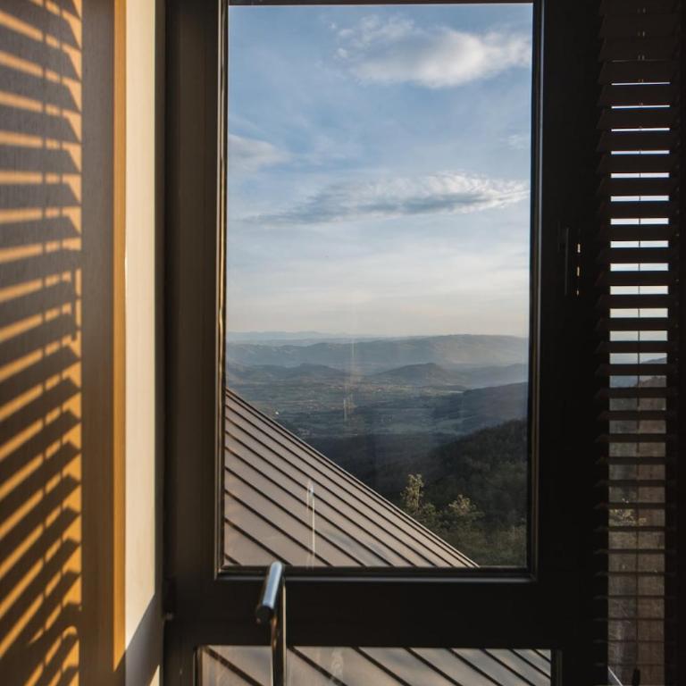 Curated Mountain Apartment Cozy & Nature Views - One-Bedroom Apartment - 18