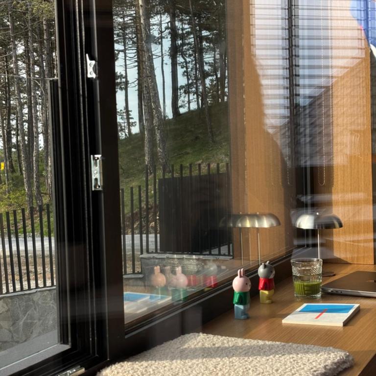 Curated Mountain Apartment Cozy & Nature Views - One-Bedroom Apartment - 19