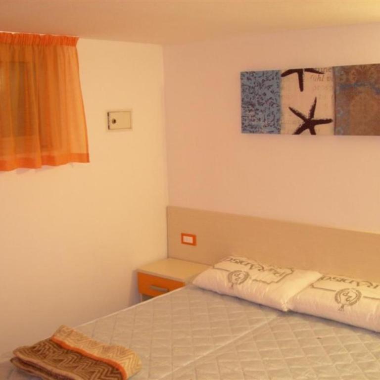 Seafront flat with covered patio - Apartment - 5