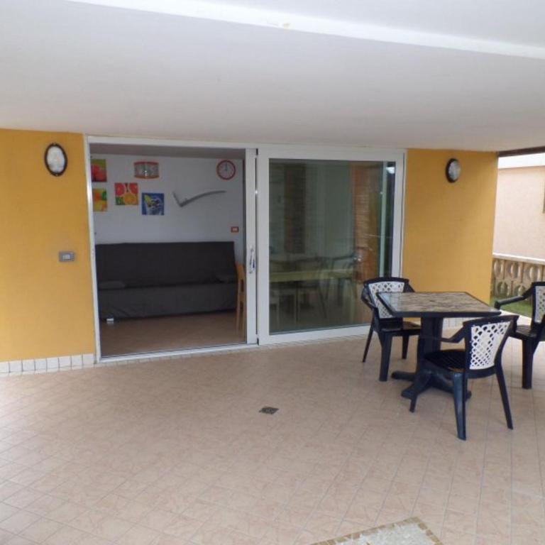 Seafront flat with covered patio - Apartment - 2