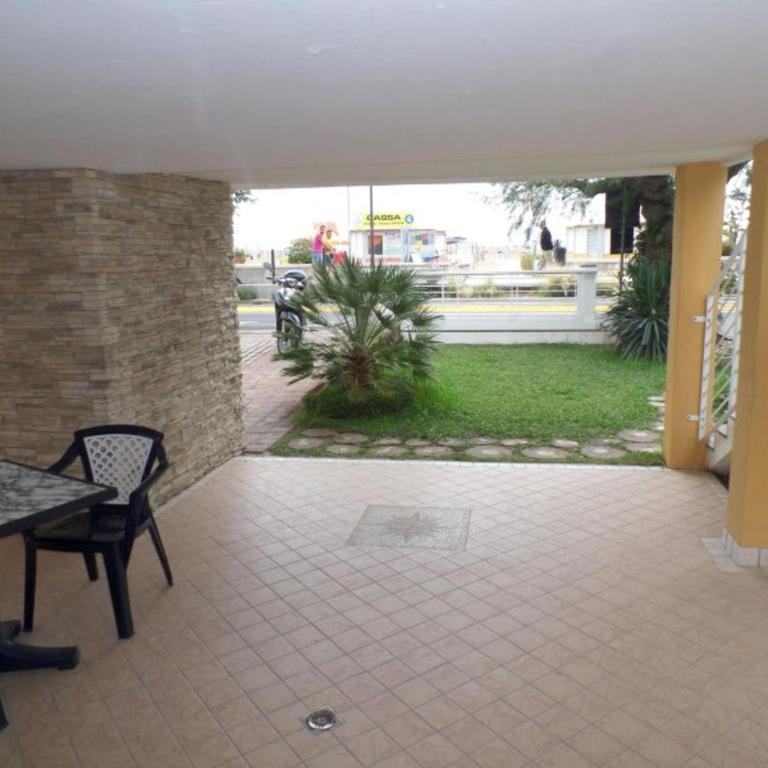Seafront flat with covered patio - Apartment - 8