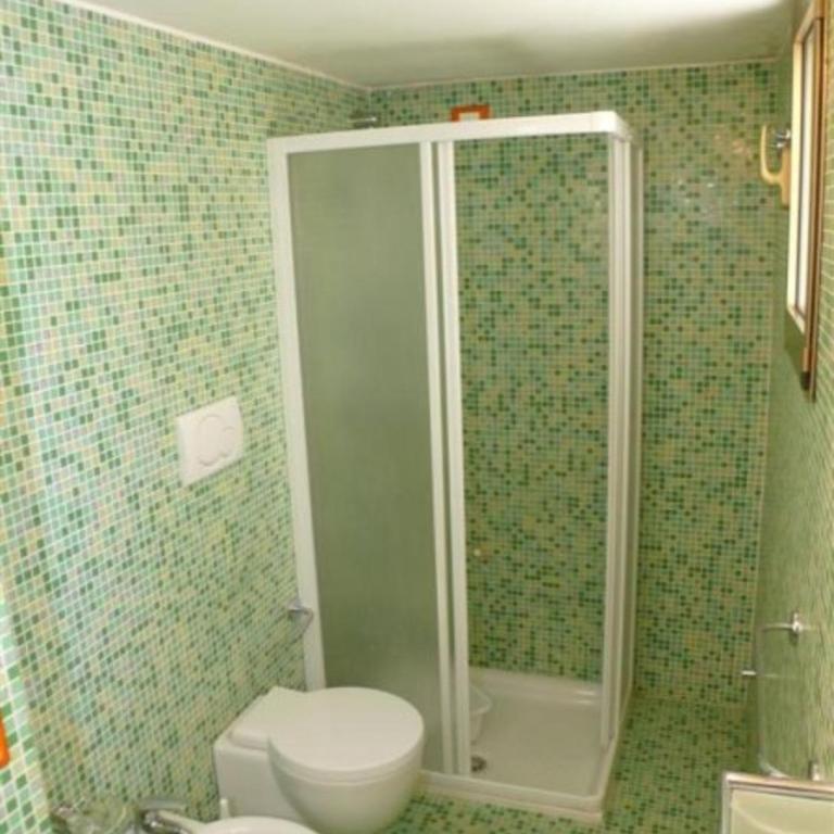 Seafront flat with covered patio - Apartment - 7