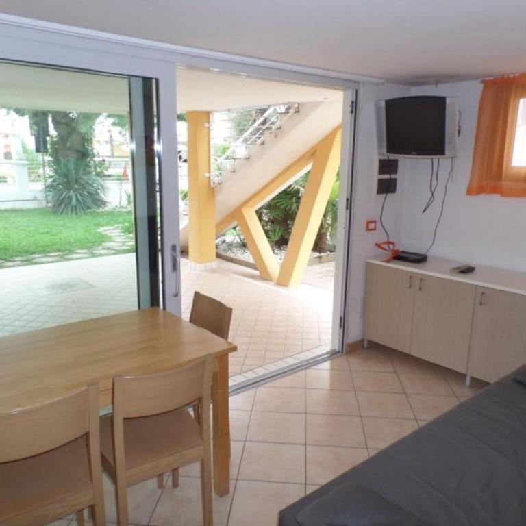 Seafront flat with covered patio - Apartment - 9