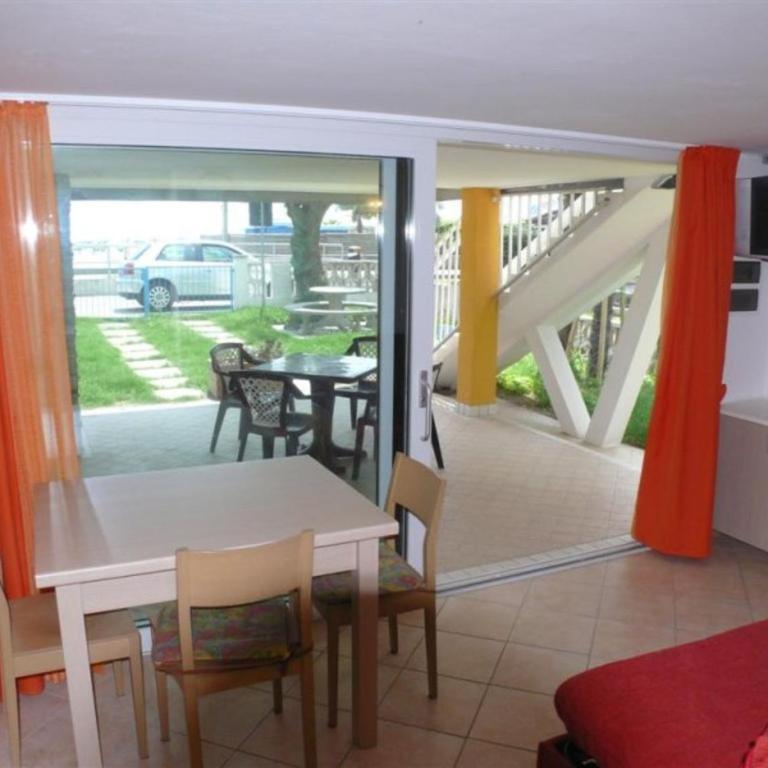 Seafront flat with covered patio - Apartment - 10