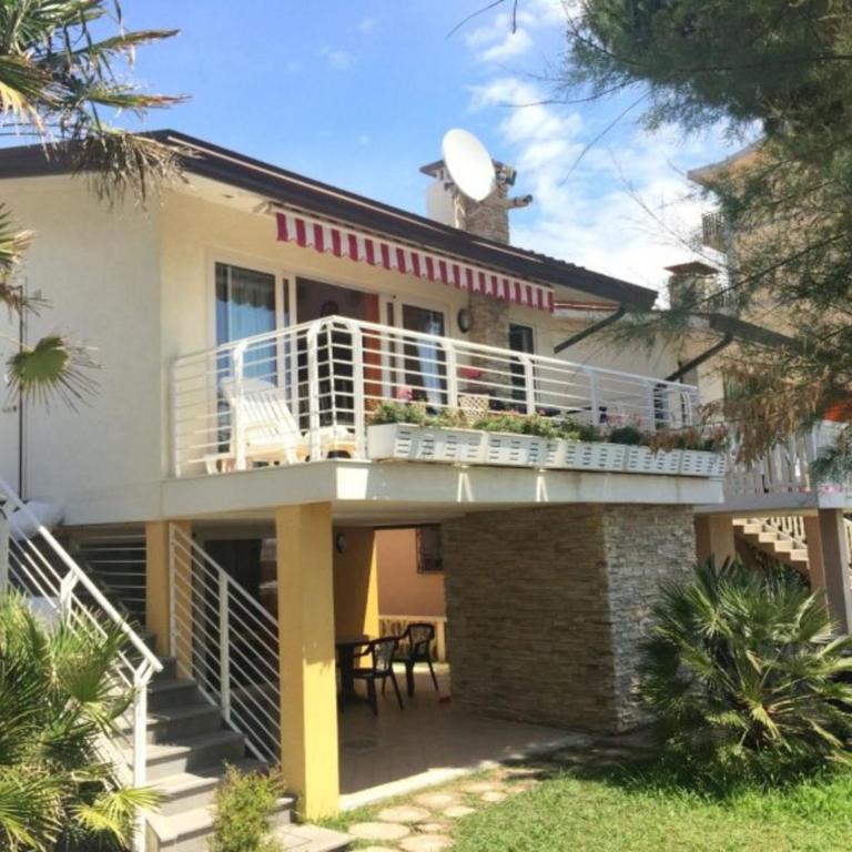Seafront flat with covered patio - Apartment - 11