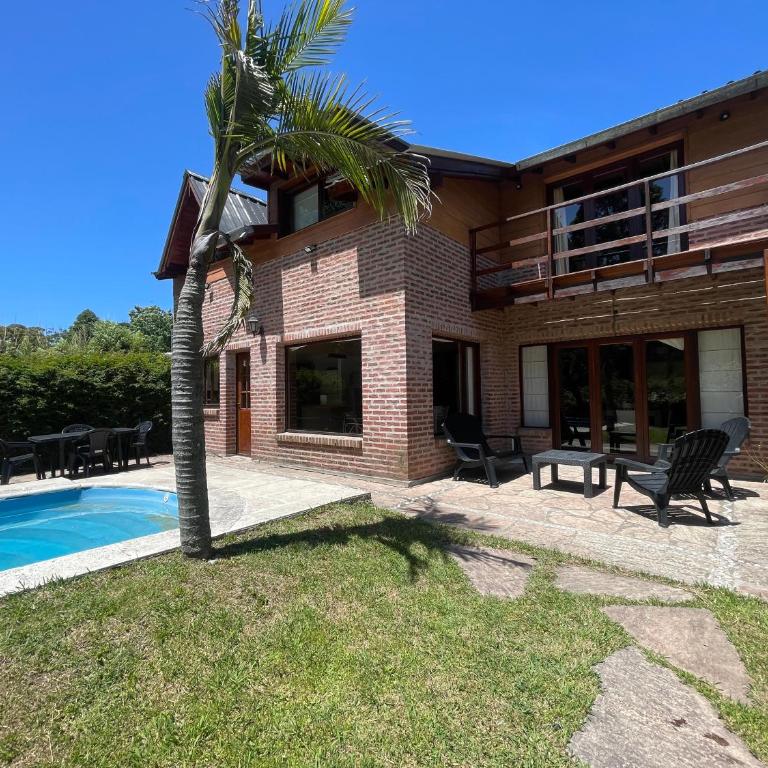 Casa con pileta Bosque Peralta Ramos - Four-Bedroom House - 1