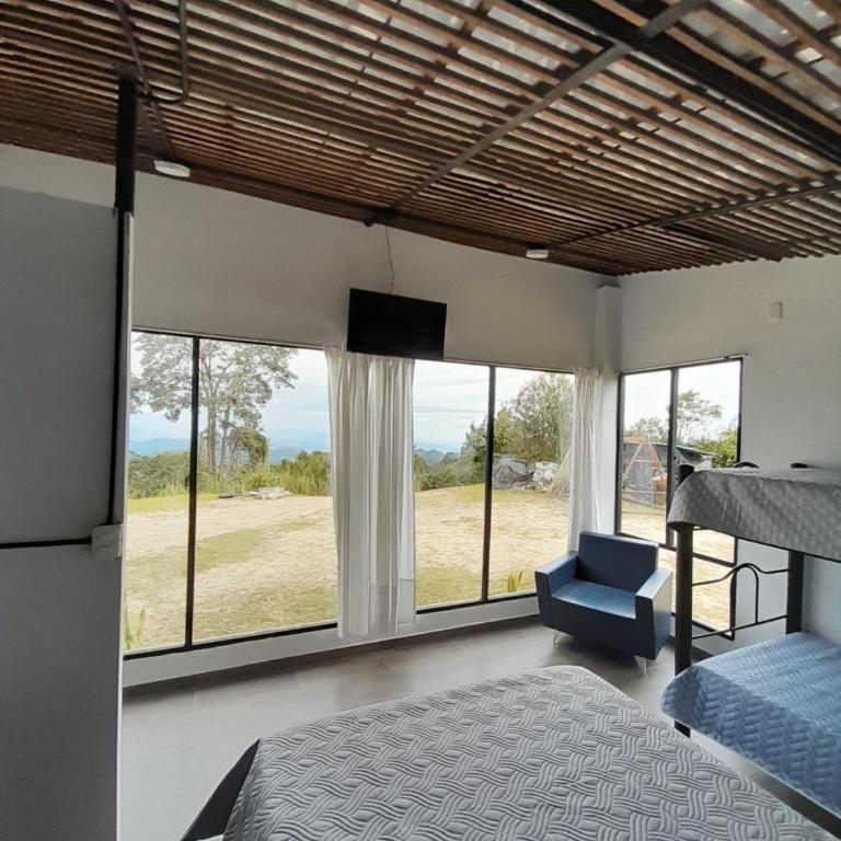 Cabaña Campestre Buena Vista Anolaima - Habitación Cuádruple con vistas a la montaña - 1