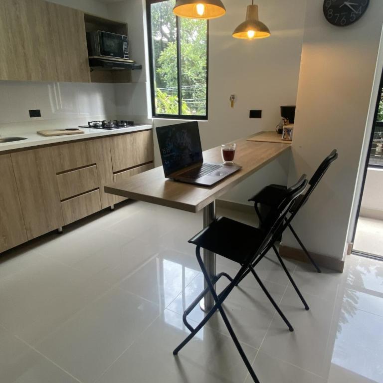 Your home in Medellín , 2 Bedrooms, La Floresta - Apartamento de 2 dormitorios con balcón - 4