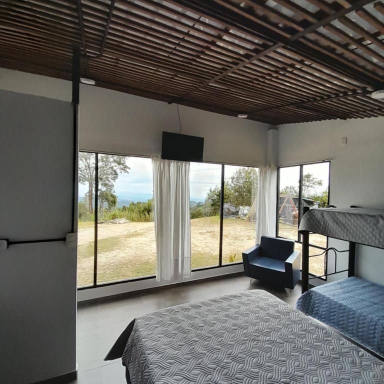 Cabaña Campestre Buena Vista Anolaima - Habitación Cuádruple con vistas a la montaña - 3