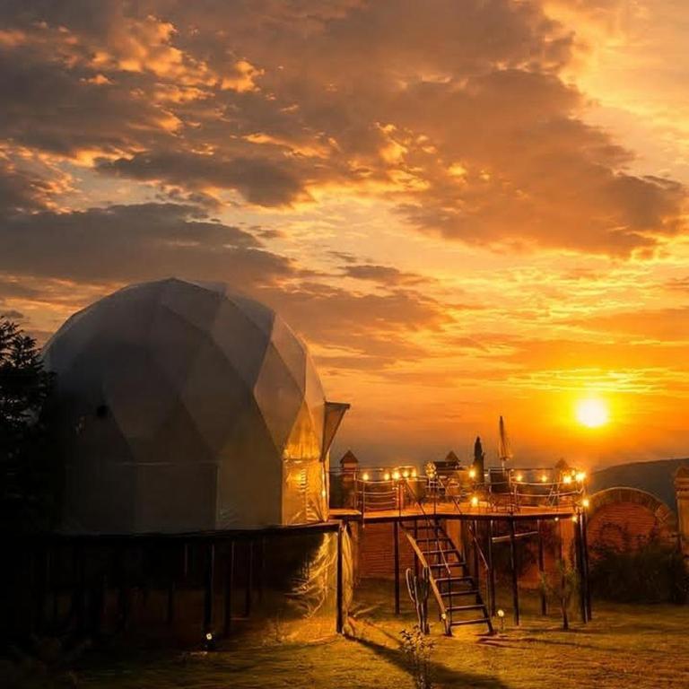 Lumbai Glamping Mazamitla - Habitación con cama grande y bañera de hidromasaje - 18