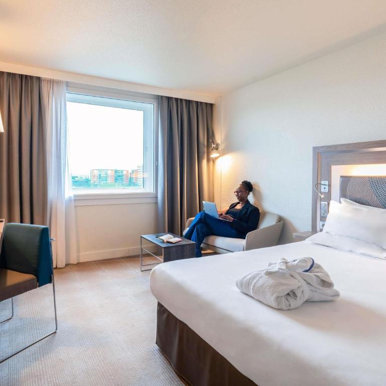 Novotel Paris 17 - Chambre Lit Queen-Size Exécutive - Vue sur la Tour Eiffel - 3