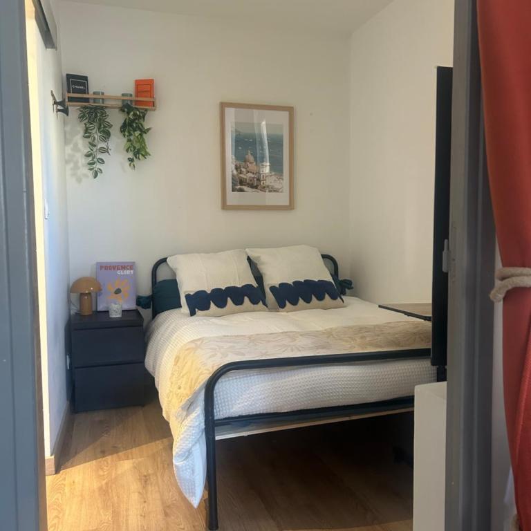 Appartement TYPIQUE ESTAQUE 5 mn port et gare Estaque - Chambre Double avec Salle de Bains Privative - 2