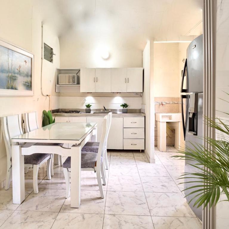 El Poblado Room #3 with Private Bathroom in Shared Apartment - Apartamento de 1 dormitorio - 4