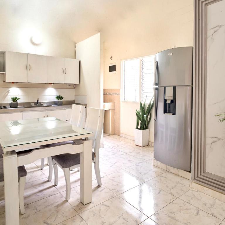 El Poblado Room #4 with Private Bathroom in Shared Apartment - Apartamento de 1 dormitorio - 3