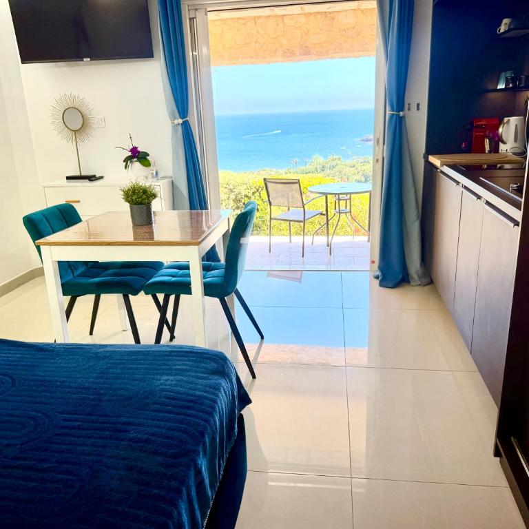 Villa Grand Baie - Studio "Bougainvillier" with Sea View - 4