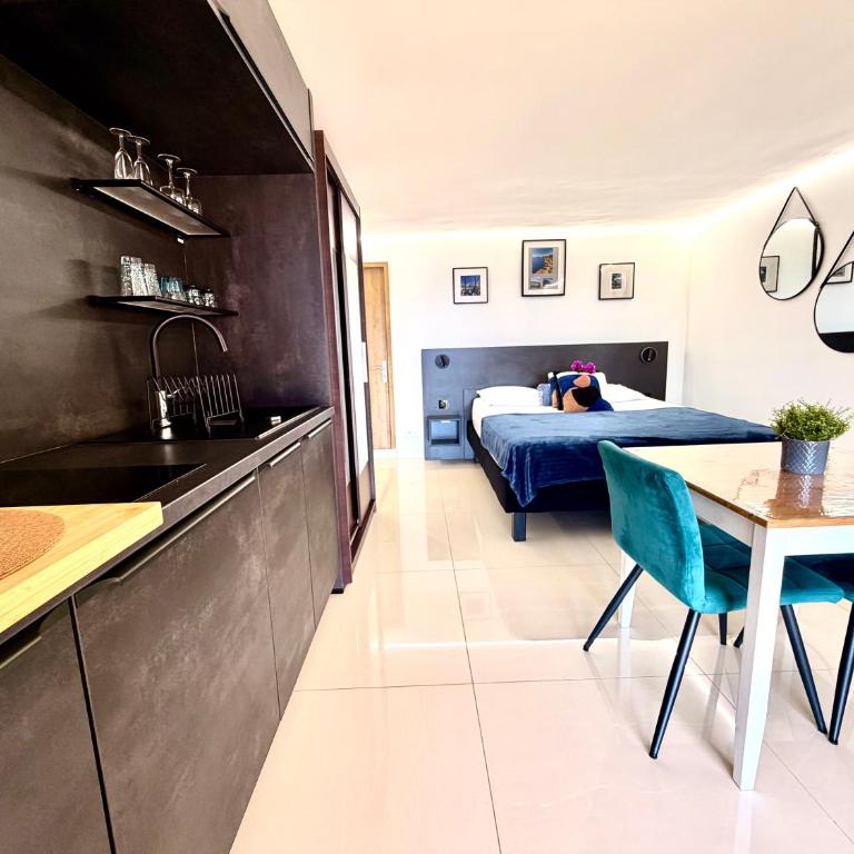 Villa Grand Baie - Studio "Bougainvillier" with Sea View - 3