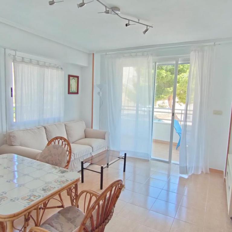 Estupendo apartamento con piscina y vistas al mar - Three-Bedroom Apartment - 2