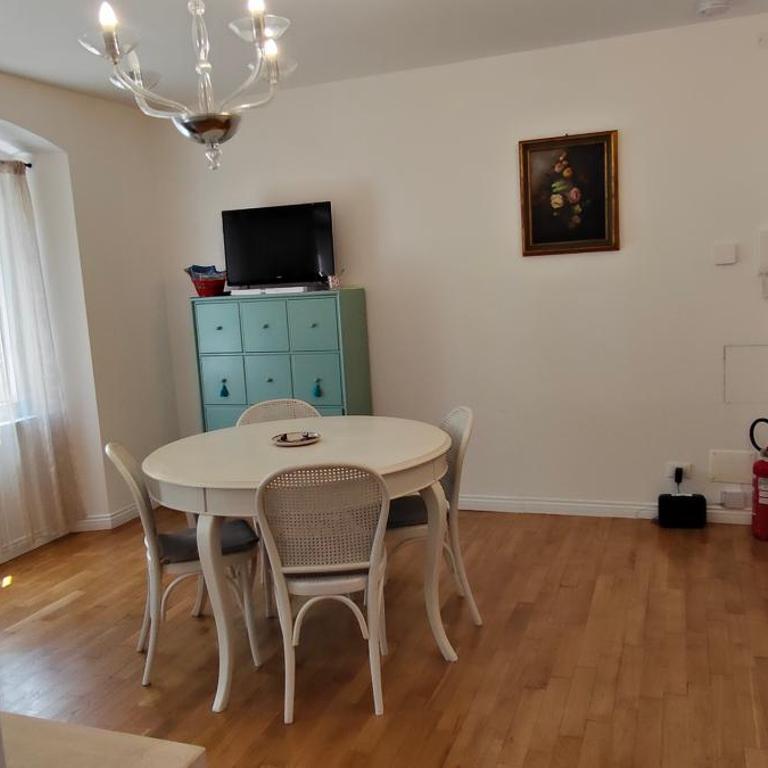 Casa Renova, intero appartamento, 2 camere, max 4 ospiti, Trieste zona storica - Appartamento con 1 Camera da Letto - 55