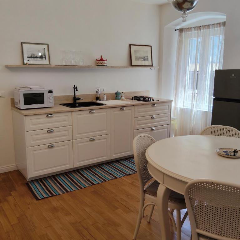 Casa Renova, intero appartamento, 2 camere, max 4 ospiti, Trieste zona storica - Appartamento con 1 Camera da Letto - 1