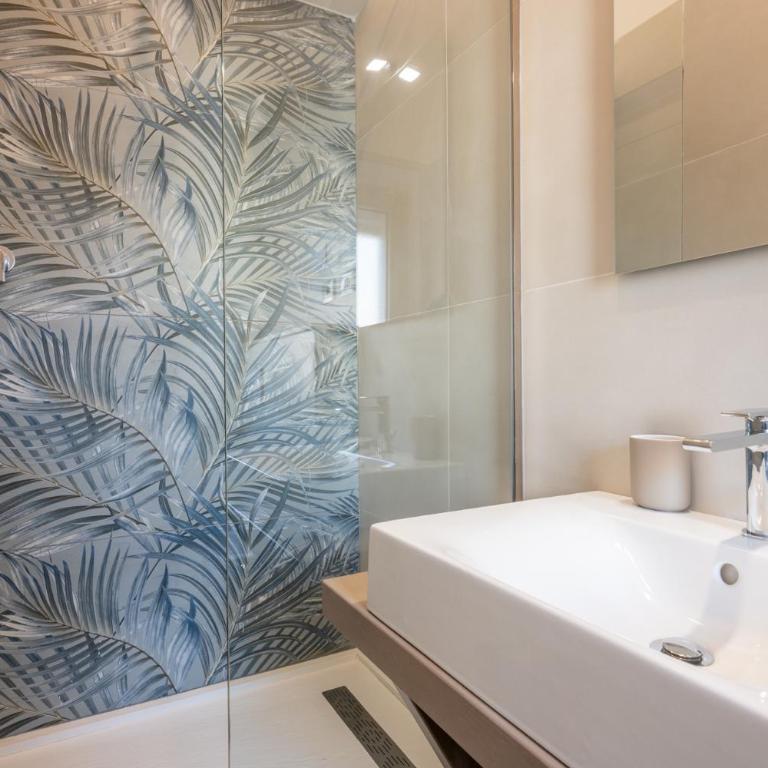 Rentwin-La Spina Suites - Deluxe Queen Room - 4